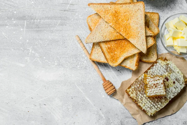 Ontbijt Geroosterd Brood Honing Met Boter Een Rustieke Achtergrond — Stockfoto