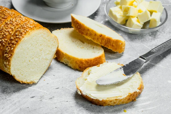 Ontbijt Brood Met Boter Hete Koffie Een Rustieke Achtergrond — Stockfoto