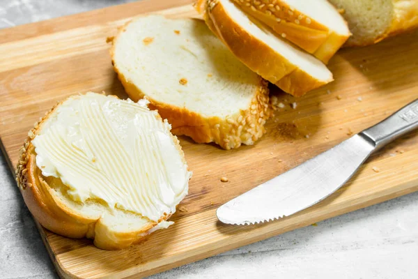 Snídaně Čerstvý Chléb Máslem Dřevěném Prkénku Rustikální Pozadí — Stock fotografie