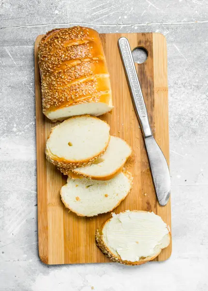 Ontbijt Vers Brood Boter Een Houten Bord Een Rustieke Achtergrond — Stockfoto