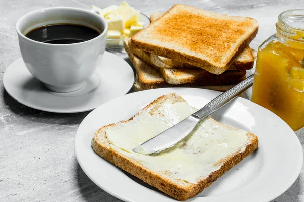 Toastbrot Mit Butter Und Heißem Kaffee Auf Rustikalem Hintergrund — Stockfoto