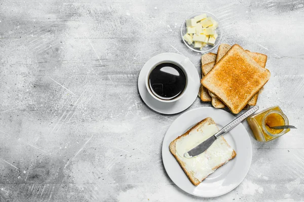 Toastbrot Mit Butter Und Heißem Kaffee Auf Rustikalem Hintergrund — Stockfoto