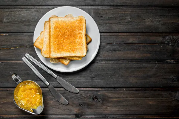 Frühstück Toastbrot Mit Fruchtmarmelade Auf Einem Hölzernen Hintergrund — Stockfoto