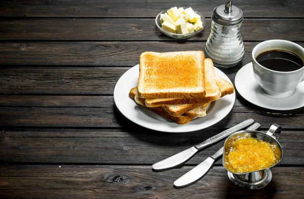 Πρωινό Φρυγανισμένο Ψωμί Βούτυρο Και Αρωματικό Καφέ Φόντο Ξύλινη — Φωτογραφία Αρχείου