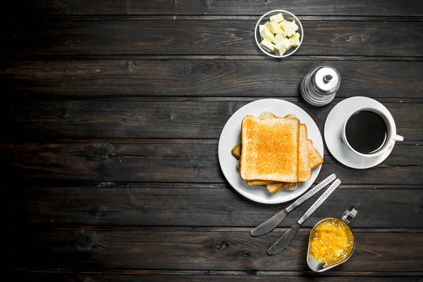 Kahvaltı Tost Ekmeği Tereyağı Aromatik Kahve Ile Ahşap Bir Arka — Stok fotoğraf