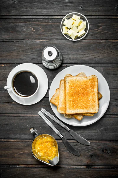 Frühstück Toastbrot Mit Butter Und Aromatischem Kaffee Auf Einem Hölzernen — Stockfoto