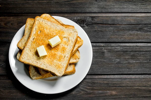 Kahvaltı Bir Tabak Kızarmış Ekmek Tereyağı Ahşap Bir Arka Plan — Stok fotoğraf