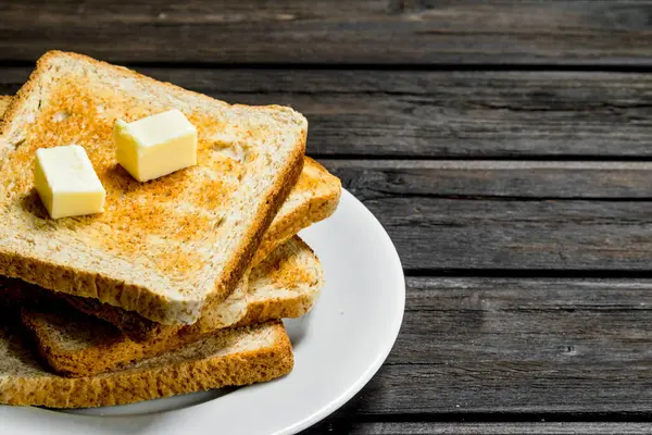 Πρωινό Φρυγανισμένο Ψωμί Και Βούτυρο Ένα Πιάτο Φόντο Ξύλινη — Φωτογραφία Αρχείου