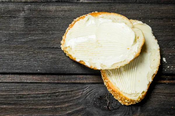 新鲜的面包和黄油在木制背景下 — 图库照片