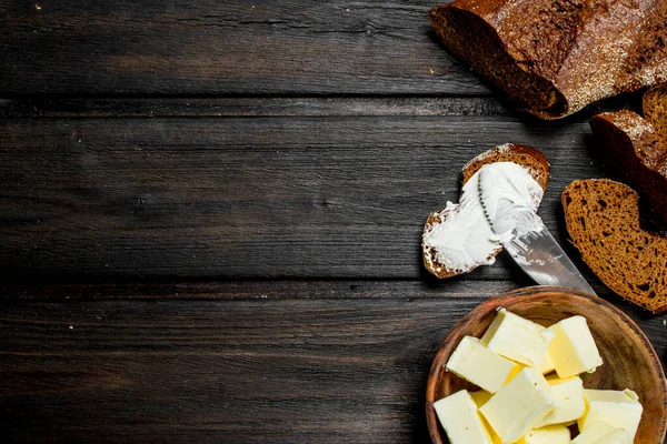 Verse Rogge Brood Boter Een Houten Achtergrond — Stockfoto