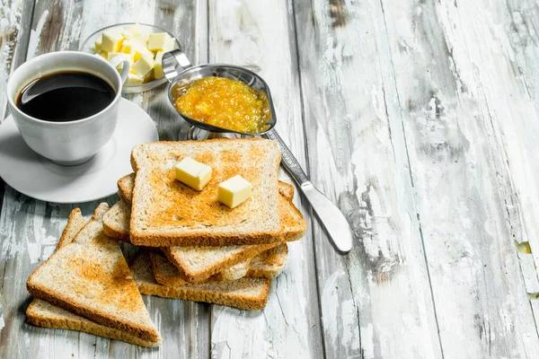Πρωινό Φρυγανισμένο Ψωμί Βούτυρο Και Ζεστό Καφέ Ξύλινα Ρουστίκ Φόντο — Φωτογραφία Αρχείου