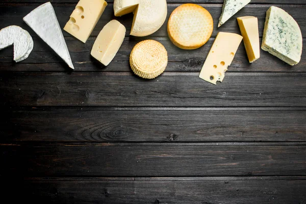 不同类型的奶酪 在木制背景 — 图库照片