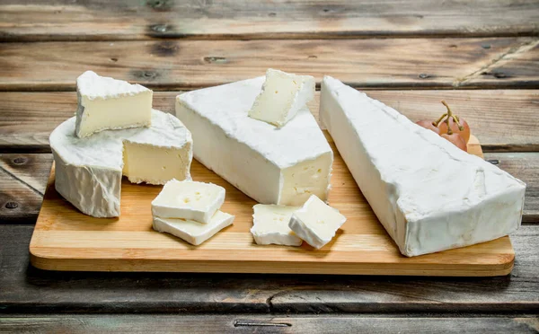 Queso Brie Tabla Cortar Sobre Fondo Madera — Foto de Stock