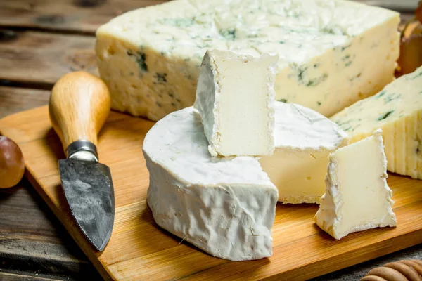 Blauw Brie Kaas Een Snijplank Met Een Mes Een Houten — Stockfoto