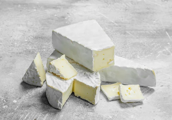 Pedaços Queijo Brie Fundo Rústico — Fotografia de Stock