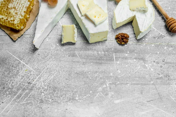 Tuzlu Fındıklı Brie Mavi Peynir Rustik Bir Arka Plan Üzerinde — Stok fotoğraf