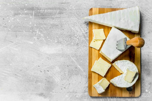 Queso Brie Tablero Madera Sobre Fondo Rústico —  Fotos de Stock