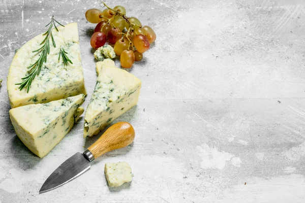 蓝色奶酪配有葡萄和迷迭香 在质朴的背景下 — 图库照片