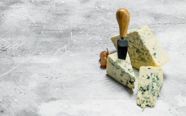 蓝色奶酪配刀和葡萄 在质朴的背景下 — 图库照片