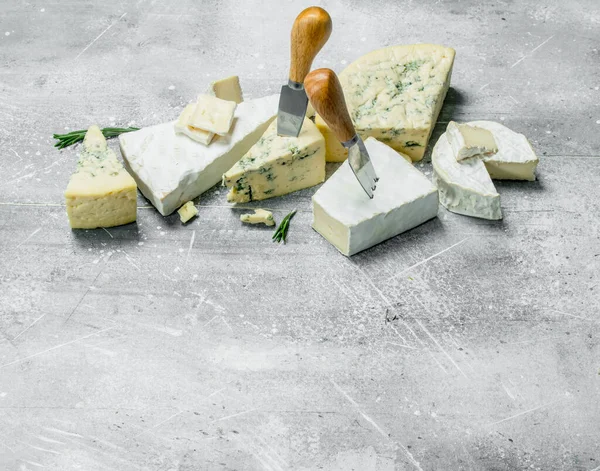 蓝色和边缘奶酪配迷迭香 在质朴的背景下 — 图库照片