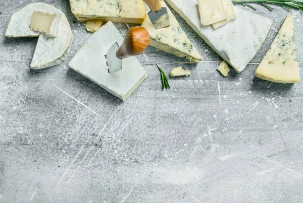 蓝色和边缘奶酪配迷迭香 在质朴的背景下 — 图库照片