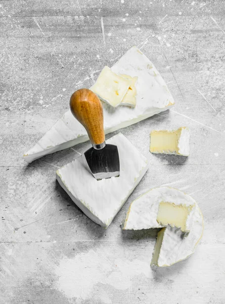 用刀做的布里奶酪在质朴的背景下 — 图库照片