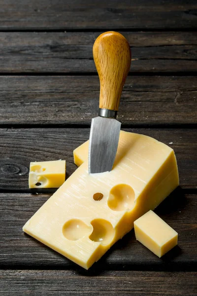 Čerstvý Sýr Nožem Dřevěné Pozadí — Stock fotografie