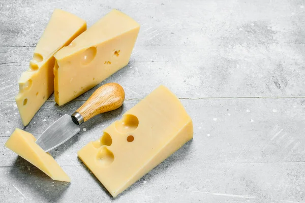 Čerstvý Sýr Nožem Rustikální Pozadí — Stock fotografie
