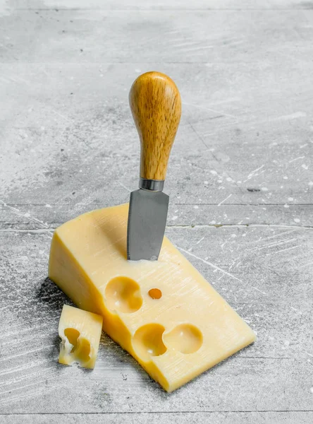 Frischkäse Mit Messer Vorhanden Auf Rustikalem Hintergrund — Stockfoto