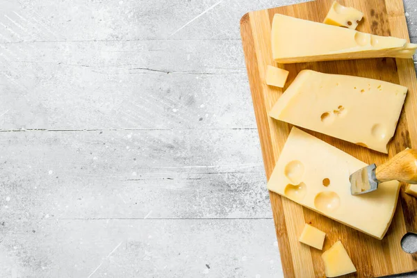 切碎板上的新鲜奶酪 在质朴的背景下 — 图库照片