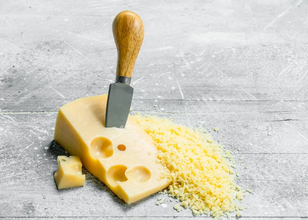 Strouhaný Sýr Nožem Rustikální Pozadí — Stock fotografie