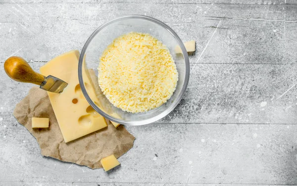 新鮮なチーズをおろし 素朴な背景に — ストック写真