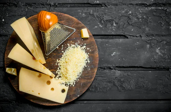 Strouhaný Sýr Dřevěném Prkénku Černém Pozadí Rustikální — Stock fotografie