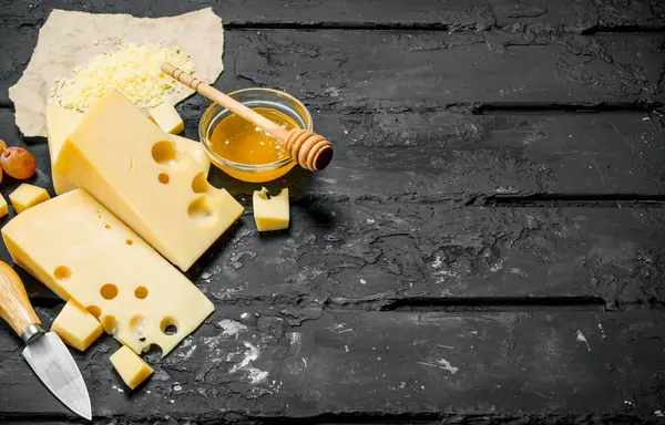 新鲜的奶酪和蜂蜜在黑色乡村背景 — 图库照片
