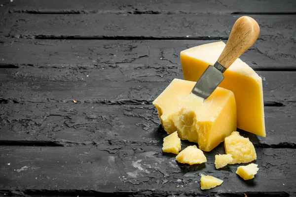 Fromage Parmesan Couteau Sur Fond Rustique Noir — Photo