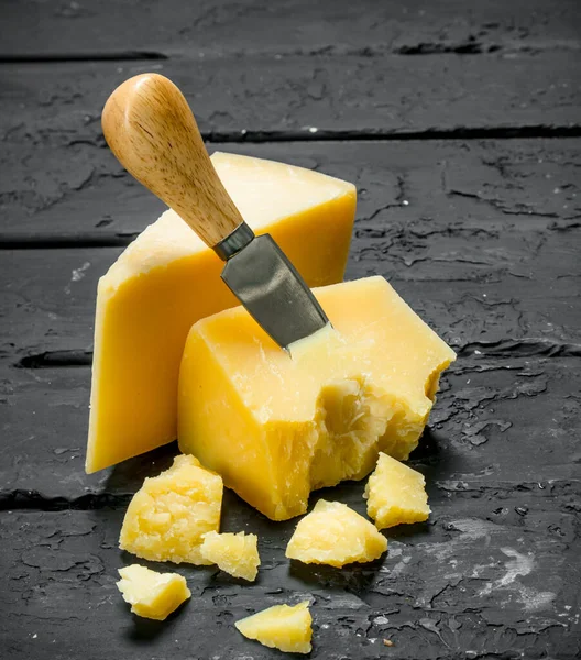 Fromage Parmesan Couteau Sur Fond Rustique Noir — Photo