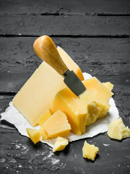 Fromage Parmesan Sur Papier Avec Couteau Sur Fond Rustique Noir — Photo