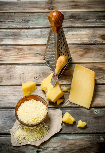 ボウルにすりおろしたパルメザン チーズ 木製の背景に — ストック写真