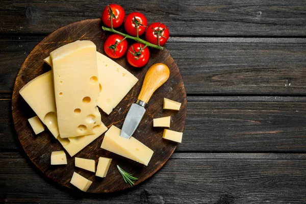 トマトとカッティング ボードにローズマリーのフレッシュ チーズ 木製の背景に ストック写真