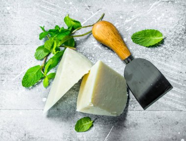 Nane ile yumuşak peynir bırakır. Rustik bir arka plan üzerinde.