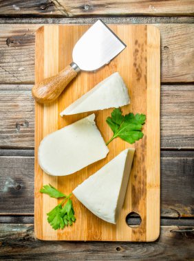 Nane ile yumuşak peynir bırakır. Ahşap bir arka plan üzerinde.