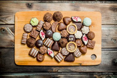 Çikolatalı tatlılar bir ahşap tahta üzerinde. Ahşap bir arka plan üzerinde.