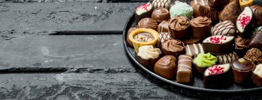 Çikolata tepsiye. Rustik siyah arka plan üzerine.