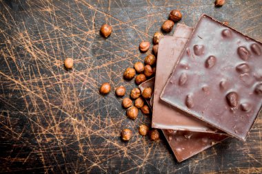 Fındıklı çikolata. Ahşap bir arka plan üzerinde