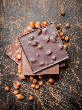 Fındıklı çikolata. Ahşap bir arka plan üzerinde