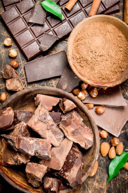 Çikolata arka plan. Çikolata kakao tozu ve tarçın. Ahşap bir arka plan üzerinde.