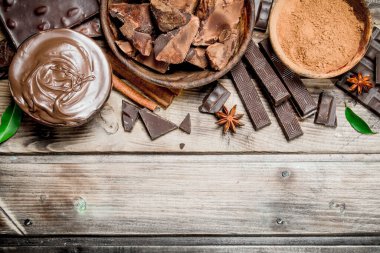 Çikolatalı hamur ve zemin kakao ile ezilmiş çikolata parçaları. Ahşap bir arka plan üzerinde.