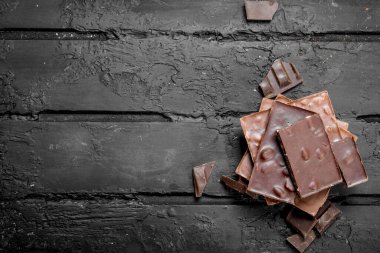 Çikolata farklı türleri. Rustik siyah arka plan üzerine.