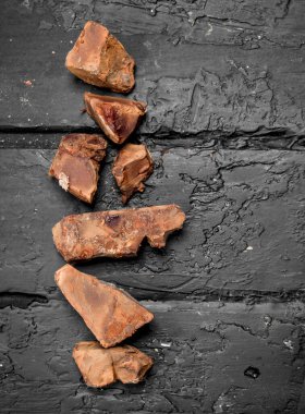 Ezilmiş bitter çikolata. Siyah rustik arka plan üzerinde.