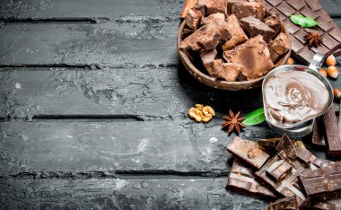 Çikolata arka plan. Çeşitli ürün yelpazesine Yapıştır çikolatayla. Rustik siyah arka plan üzerine.